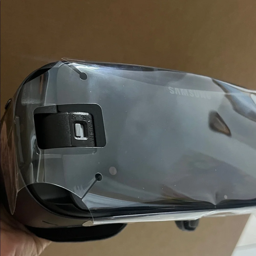 Samsung Gear VR Headset with Controller - Dark Gray - Picture 13 of 16